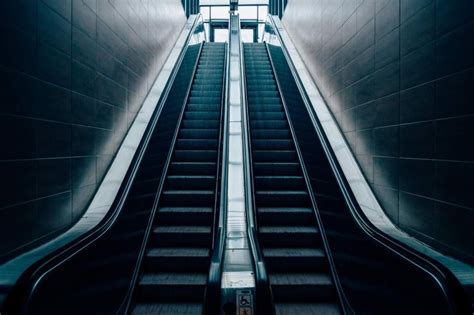 9 Must-Know Escalator Safety Tips to Keep Your Kids Safe | Technical ...