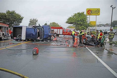 Three Vehicle Crash On Riverside Dr Sends Two To Hospital