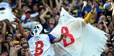 Los Hinchas De Boca Recibieron A River Con El Fantasma De La B