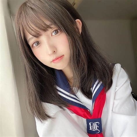 猫田あしゅさんのインスタグラム写真 猫田あしゅinstagram 「セーラー服だよ ´꒳` この間美容鍼やってもらってからしばらくとても肌のハリが良くて、キュッとしてた