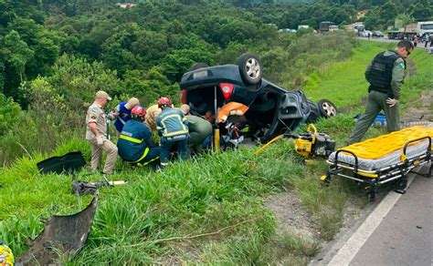 Caos no Contorno Norte óleo na pista provoca dois capotamentos