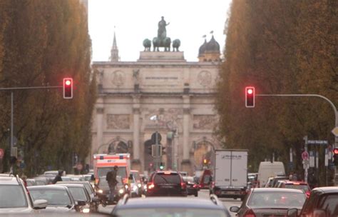 Nach T Rkischem Sieg Bei Der Em Fan St Rzt Von M Nchner Siegestor