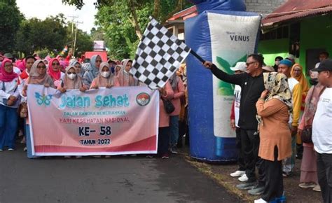 Wawali Tidore Muhammad Sinen Melepas Jalan Santai Dan Aksi Pungut