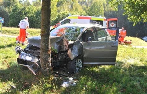 Zu Schnell In Der Kurve Auto Prallt Gegen Baum