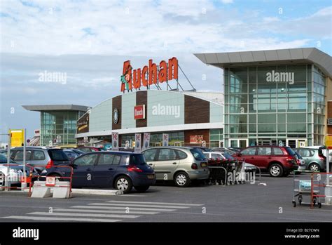 Un magasin Auchan supermarché français à Calais France Photo Stock Alamy