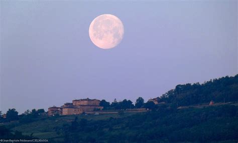 La Lune et le château de Rochebonne