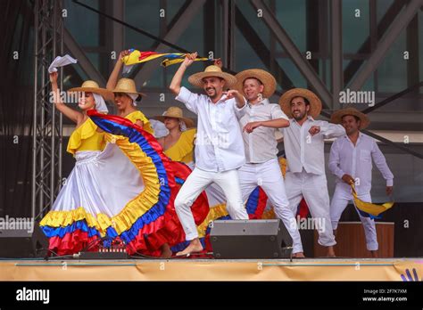 Bailarines latinoamericanos tradicionales fotografías e imágenes de