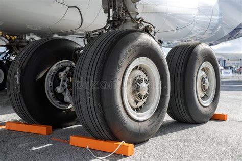 Train D Atterrissage Principal Sur Un Avion De Passagers D Airbus A