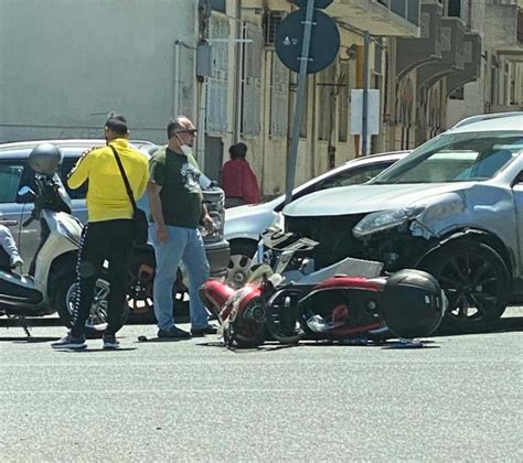 Messina Brutto Incidente Sul Viale Giostra Scooter A Terra Foto