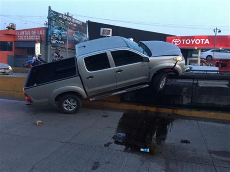 Camioneta impacta contra muro de contención