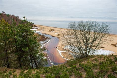 Plage Vide Isol E De Mer Avec Le Sable Blanc Les Grandes Roches Et Les