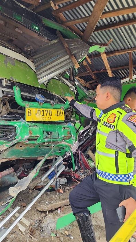 Truk Tabrak Kendaraan Hingga Pejalan Kaki Di Tanah Datar Tewas