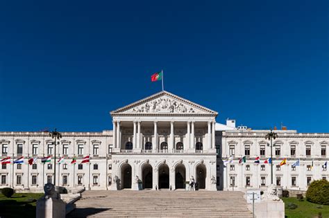 Foto De Vista Da Fachada Da Assembleia Da República Com As Bandeiras