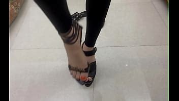 Femboy muestra los pies con tacones altos y esmalte de uñas XVIDEOS