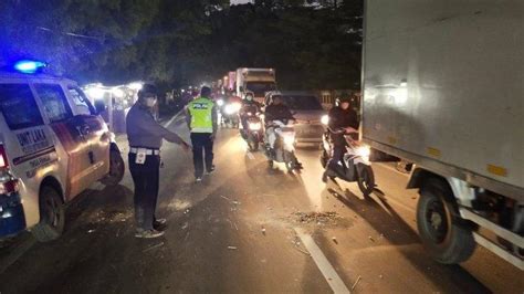 Kecelakaan Hari Ini Gagal Menyalip Pemotor Tewas Terlindas Truk Di