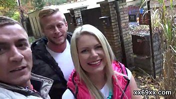 El doctor mira el himen físico y el gatito virgen escariando XVIDEOS