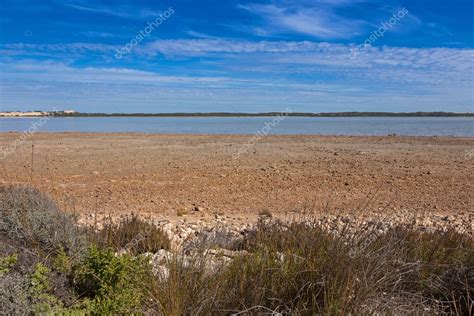 Duna de Coorong y arena Península de Younghusband a través del agua en