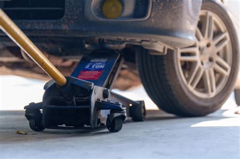 Réparation De Roue De Voiture En Plein Air Sans Pneu Sur La Route