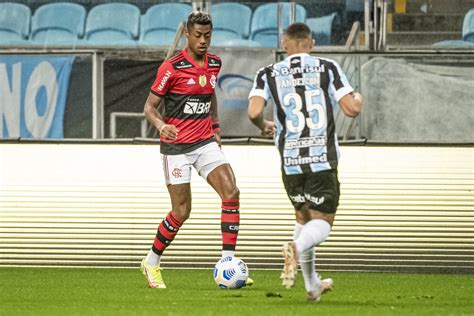 Bruno Henrique Do Flamengo Sente Dores Na Coxa Direita E Inicia