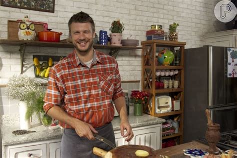 Foto Rodrigo Hilbert apresenta o programa de culinária Tempero de