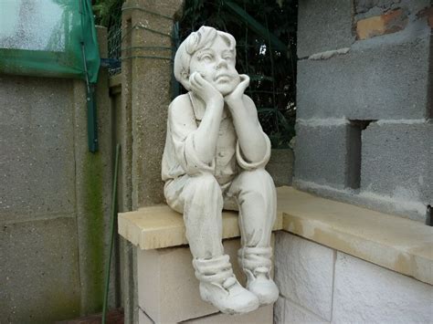 Statue l Enfant Rêveur assis sur un rocher Le bon vivre