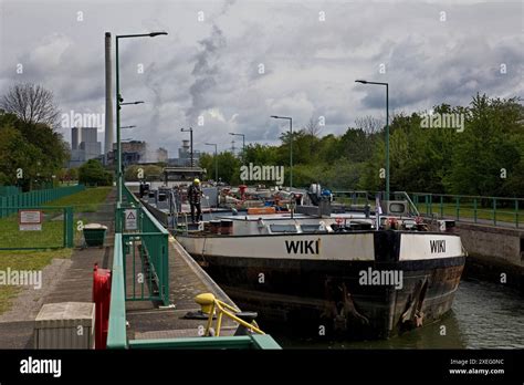 Das Tankmotorschiff Wiki Faehrt In Die Schleusenanlage Wanne Eickel