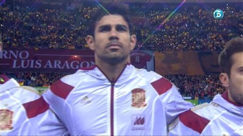 Así escucha Diego Costa el himno de España