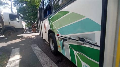 Caminhão de coleta e ônibus do transporte coletivo colidem em Maringá