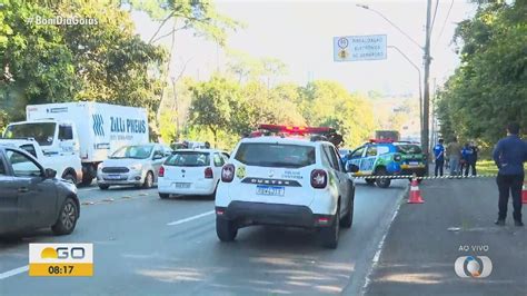 Vídeo Ciclista morre atropelado por caminhão em Goiânia Goiás G1