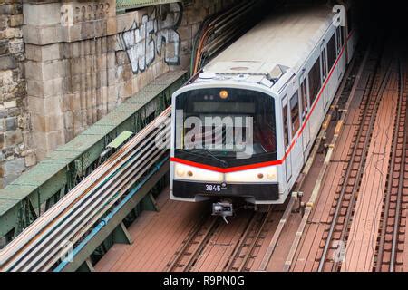 U Bahn Kommt Aus Einem Tunnel Und Geht Unter Zollamtssteg Br Cke