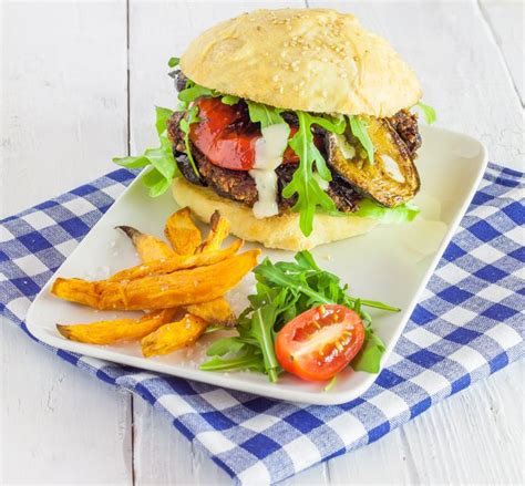 Vegeterian Burger With Sweetpotato Fries Rock The Taste Rezept