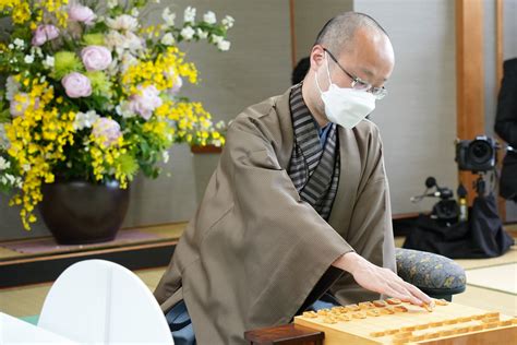 朝日新聞将棋取材班 On Twitter 北）第80期名人戦七番勝負第3局、渡辺明名人（2勝0敗）対挑戦者・斎藤慎太郎八段（0勝2敗）。対局開始。