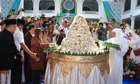 Ribu Apem Meriahkan Tradisi Megengan Di Surabaya