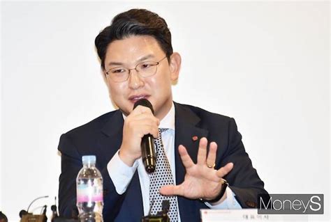 이사람 그룹 미래 먹거리 특명 롯데바이오 이원직의 어깨