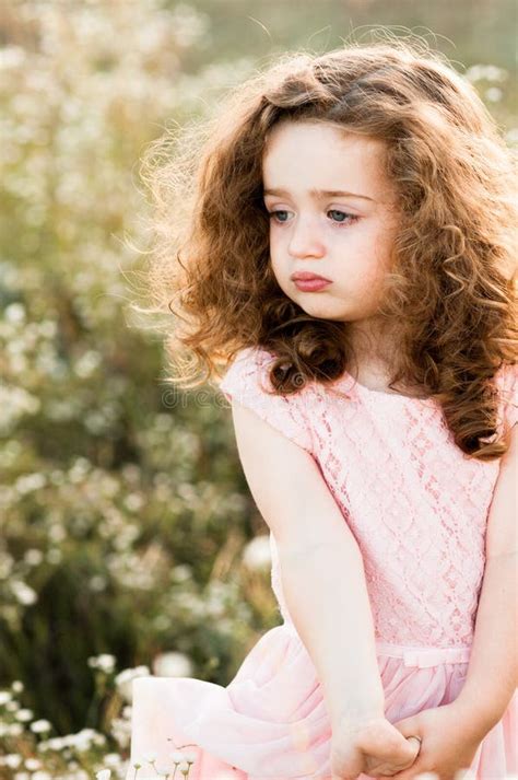 Portrait D un Bel Enfant Bouclé De Fille Photo stock Image du pré