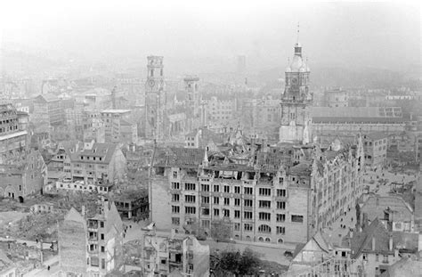 Blick auf Stiftskirche und das Rathaus im zerstörten Stuttgart nach