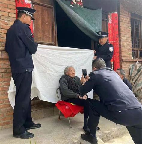 【百万警进千万家】上门办理身份证 贴心服务解民忧刘某群众活动