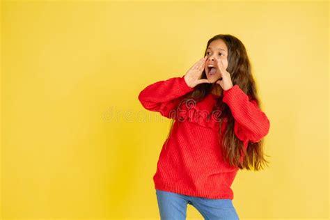 Portrait De La Jeune Fille Ado Du Caucase Avec Les émotions Vives