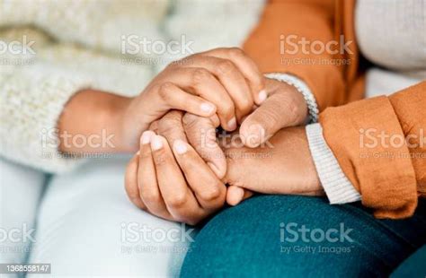 Shot Of Two Unrecognizable Women Holding Hands Together Outside 照片檔及更多 支持 照片 Istock