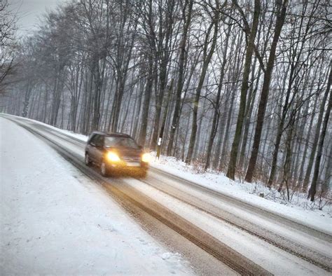 Atak zimy w Tarnowie i regionie Trudne warunki na drogach Tarnów