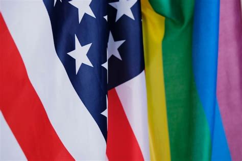 Fechamento De Uma Bandeira Do Orgulho Gay E Uma Bandeira Dos Estados