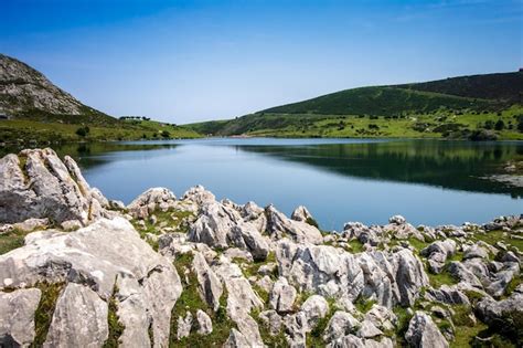 Lago Enol En Picos De Europa Asturias Espa A Foto Premium