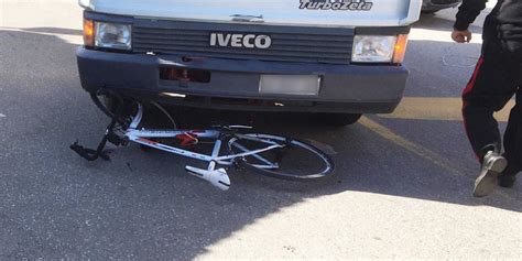 Bici Sotto Un Camion Sfiorata La Tragedia A Sant Alessio Siculo