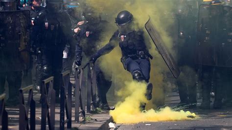 Tränengas und 100 Festnahmen Gelbwesten protestieren wieder in Paris