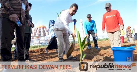 Penanaman Pohon Kelapa Genjah Dan Dalam Di Taman Religi Cpi Komoditas