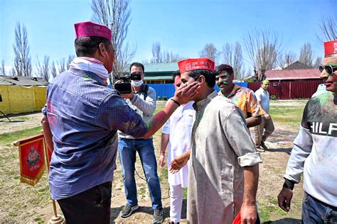 Holi 2024 होली के जश्‍न में डूबी कश्‍मीर घाटी जवानों ने एक दूसरे को रंग लगाकर भाईचारे का दिया