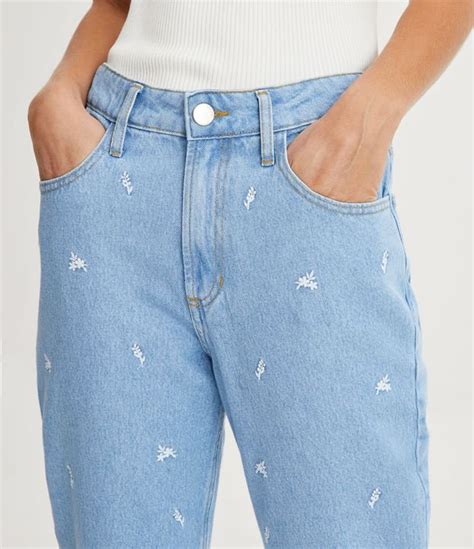 Calça Jeans Reta Com Bordado De Flores Azul Claro