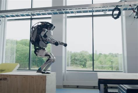 Roboter Von Boston Dynamics Laufen Ber Hindernisparcours