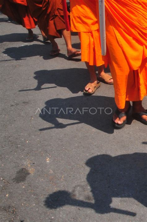 Prosesi Pengambilah Api Dharma Waisak Antara Foto