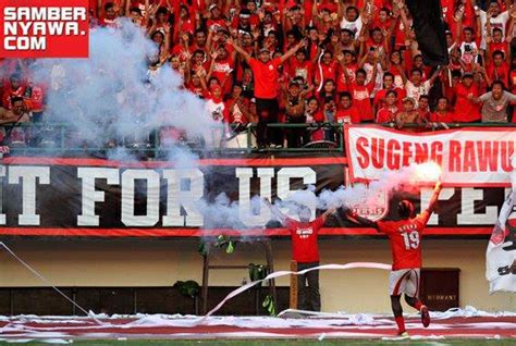 Kurang Kece: RIOTS: PERSIS Solo (Pasoepati) vs PSS Sleman (Slemania/BCS)